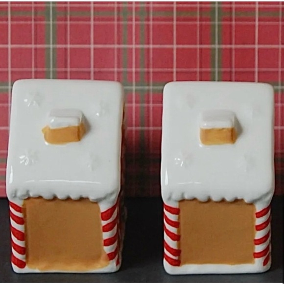 NWT- English Tableware Christmas
Gingerbread House Salt & Pepper Shakers - Picture 3 of 4